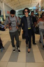 Kangana Ranaut, Shahid Kapoor snapped at airport on 4th March 2016